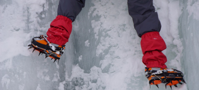 Mountaineering boots with outlet crampons